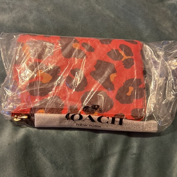 NWT Coach pink leopard wristlet - Picture 4 of 4